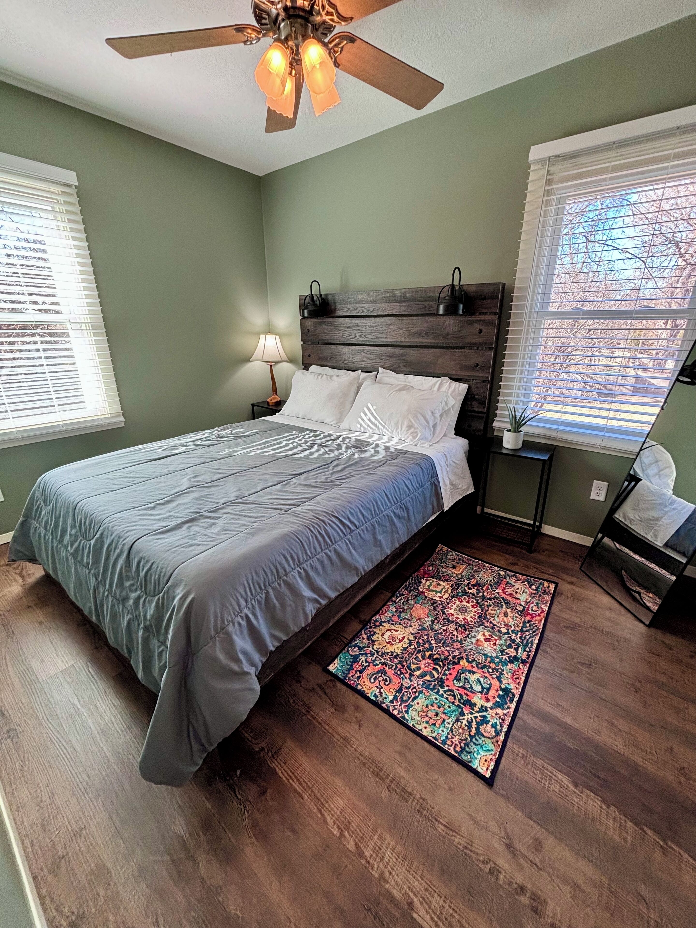 4 habitaciones, escritorio y tabla de planchar con plancha 