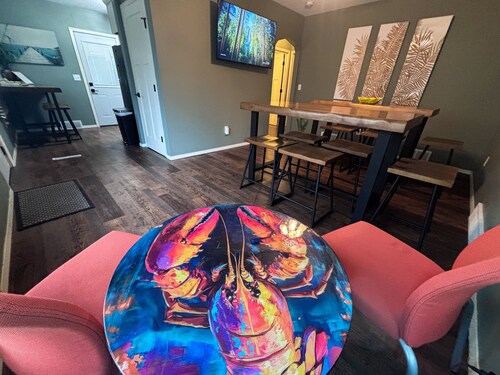 4-bedroom vacation home: Sleeps 12, 2 miles to DT & Premier Center