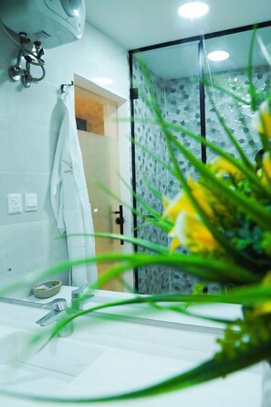Premium-lejlighed - 2 soveværelser - ikke-ryger - 2 badeværelser | Badeværelse | Bruser, brusehoved med spredningseffekt, gratis toiletartikler
