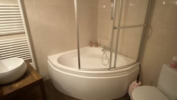 Een haardroger, handdoeken, zeep, shampoo