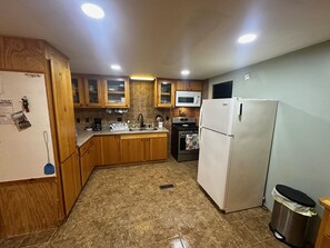 Fridge, microwave, oven, stovetop - Raven Rays: Your Home Base When Riding the Trails (Newberry)
