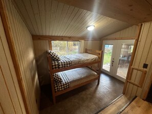 2 bedrooms, travel crib, free WiFi, bed sheets - Raven Rays: Your Home Base When Riding the Trails (Newberry)