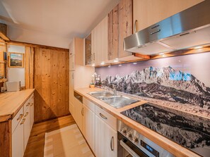 Fridge, oven, stovetop, dishwasher