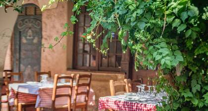 One-storey villa with enclosed garden and swimming pool