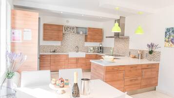 Réfrigérateur, micro-ondes, four, lave-vaisselle