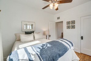 2 Schlafzimmer, Schreibtisch, Bügeleisen/Bügelbrett, Reisekinderbett