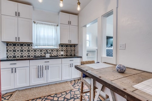 1926 Historic Stunner / Walk to U of A / 2 BR 1 BA