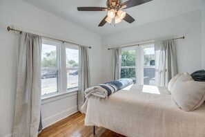 2 bedrooms, desk, iron/ironing board, travel crib - 1926 Historic Stunner / Walk to U of A / 2 BR 1 BA (Tucson)