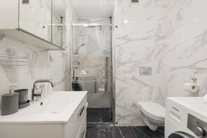 Shower, towels - Kapitański Mostek Apartments by Renters (Kolobrzeg)