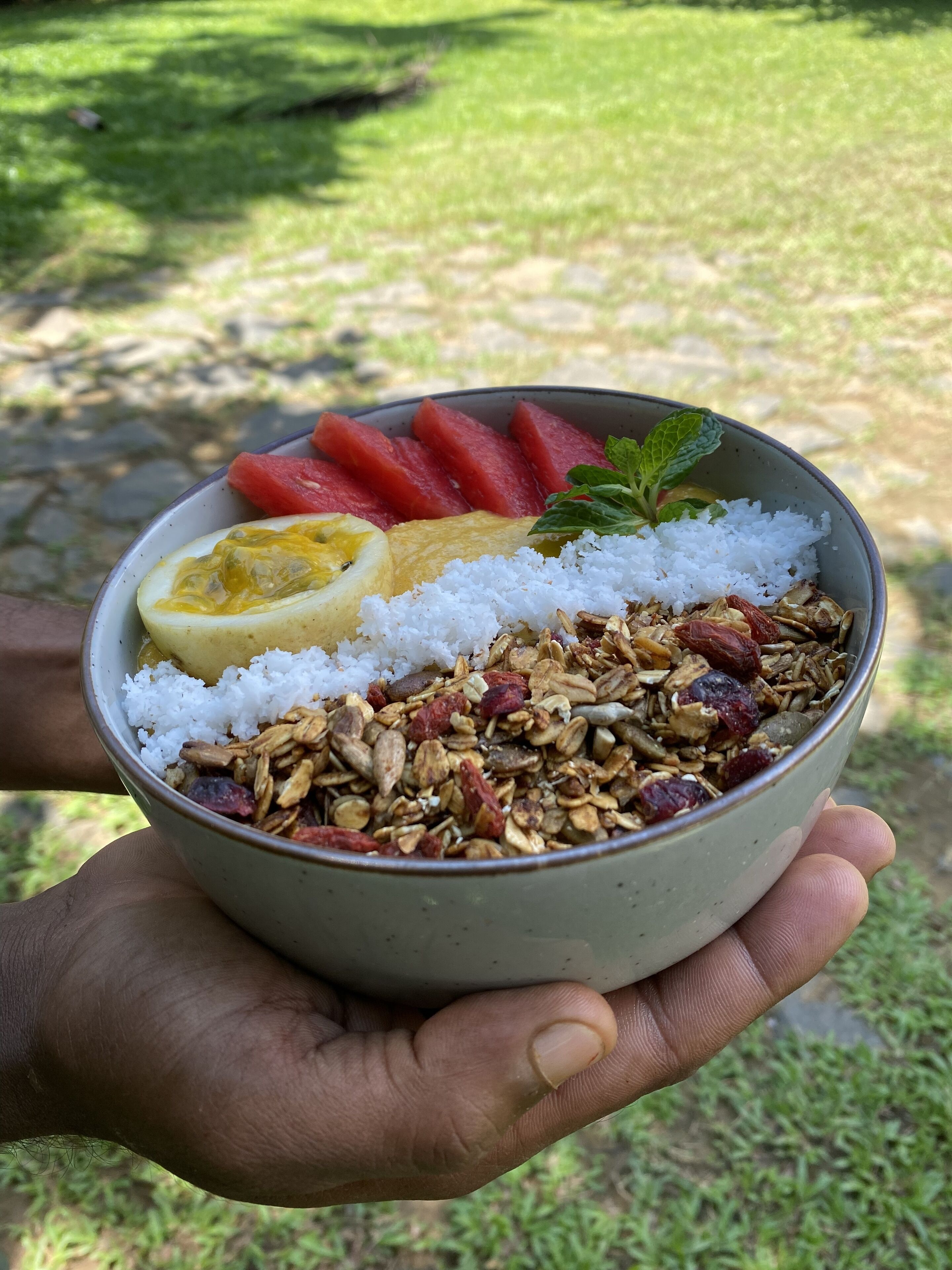 Un bol contenant des aliments : du riz, de la pastèque, un œuf et des céréales.
