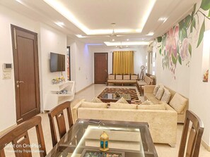 TV - BnBBuddy Stupendous Home In Shalimar Bagh (Delhi)