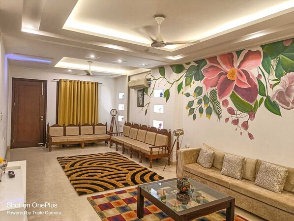 TV - BnBBuddy Stupendous Home In Shalimar Bagh (Delhi)