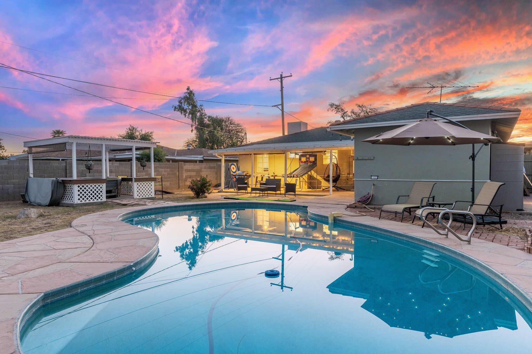 Pool~Hot Tub~King Bed~Yard Games~Close to DT
