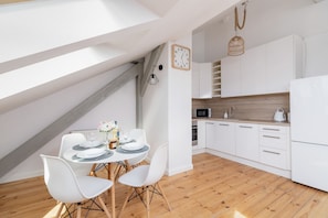 Dishwasher, cookware/dishes/utensils - Apartament w Centrum Krakowa by Renters (Kraków)