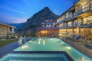 Una piscina al aire libre