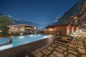 Outdoor pool - Echor Himalayan Heights Luxe Resort & Spa, Manali (Manali)