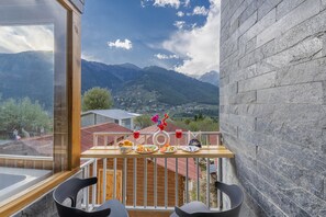 Chambre « Premier », baignoire, vue montagne | Vue depuis le balcon
