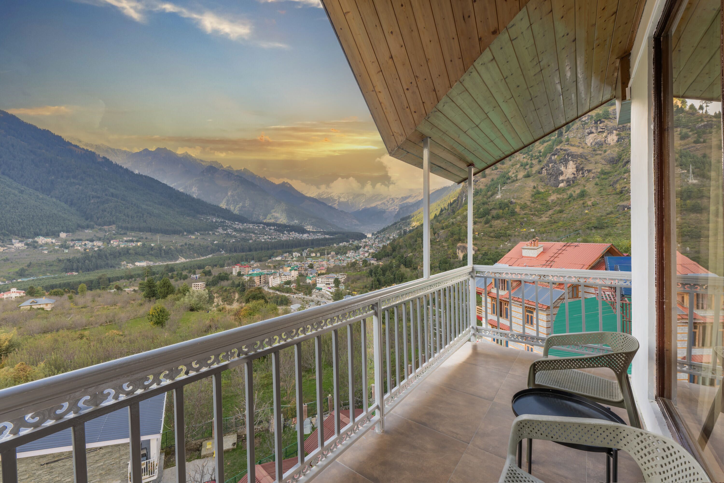 Un balcón con vista a un valle y montañas.