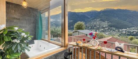 Habitación Premier, bañera, vistas a la montaña | Escritorio, espacio para trabajar con un portátil, wifi gratis