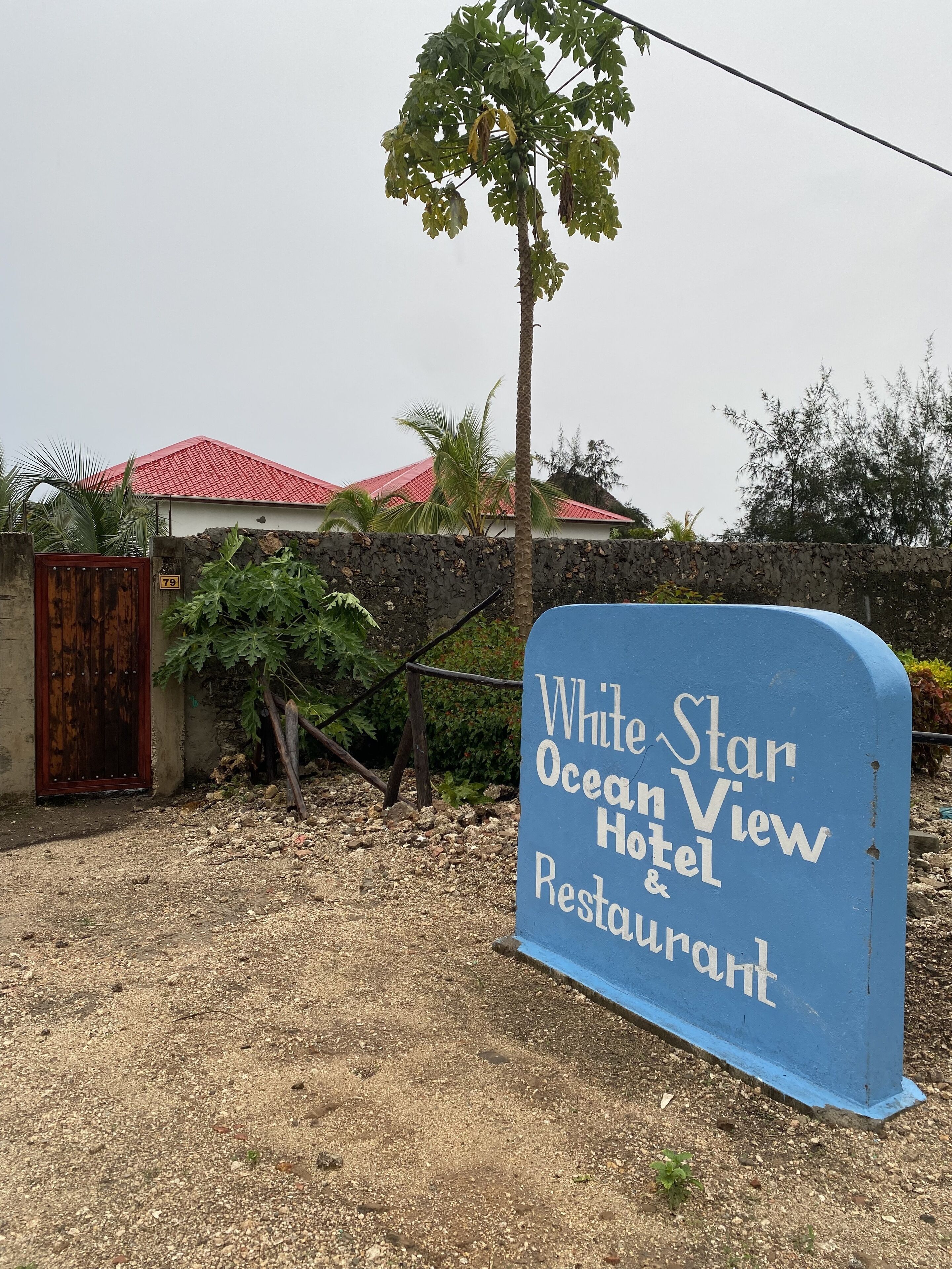 Señal para el Hotel y Restaurante White Star Ocean View.