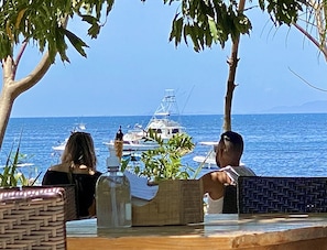 Outdoor dining - Secret Beach Citadel w/epic views & 10 min from pristine Blue Flag Ocotal Beach (playa Ocotal)