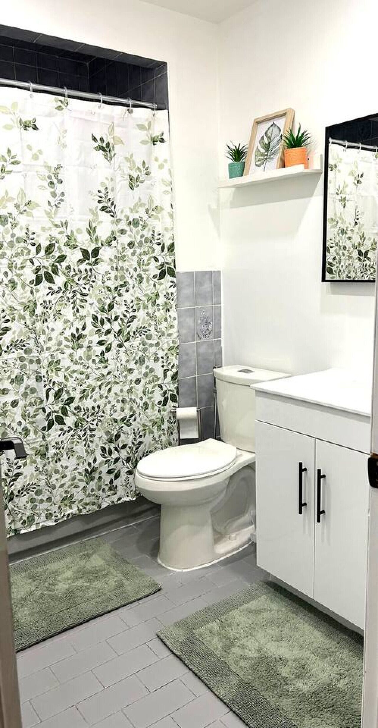 Secador de pelo, toallas, jabón y champú