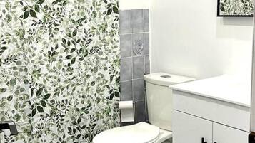 Secador de pelo, toallas, jabón y champú