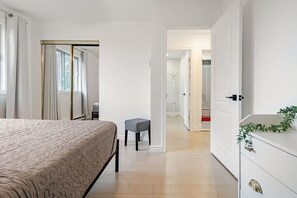 2 soverom, skrivebord, strykejern/-brett og wi-fi (inkludert)