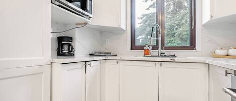 Køleskab, mikrobølgeovn, ovn, kogeplade