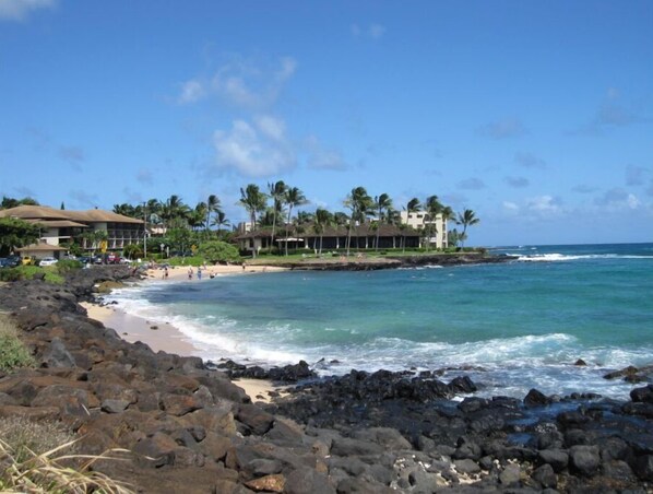 On the beach, sun loungers, beach towels - Lawai Beach Resort  (Koloa)