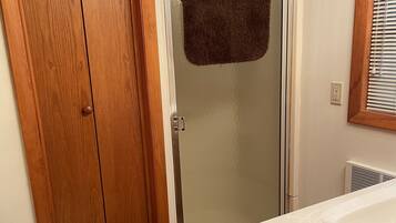 Douche, sĂšche-cheveux, serviettes fournies, savon