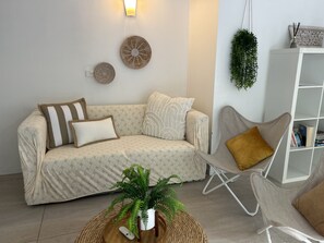 Smart TV - Mermaid Beach Pet-Friendly Cottage - walk to the beach, cafes, and woollies. (Mermaid Waters)