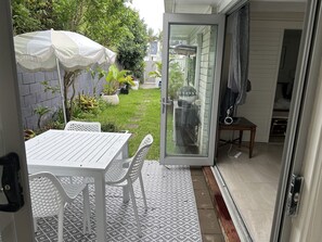 Outdoor dining - Mermaid Beach Pet-Friendly Cottage - walk to the beach, cafes, and woollies. (Mermaid Waters)