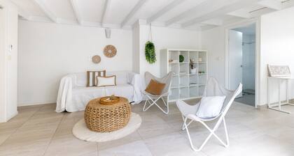 Mermaid Beach Pet-Friendly Cottage - walk to the beach, cafes, and woollies.