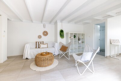 Mermaid Beach Pet-Friendly Cottage - walk to the beach, cafes, and woollies.