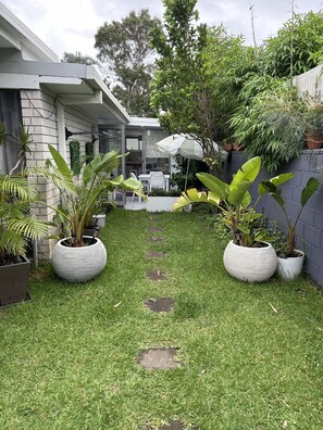 Property grounds - Mermaid Beach Pet-Friendly Cottage - walk to the beach, cafes, and woollies. (Mermaid Waters)