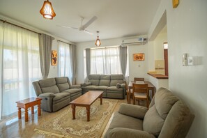 Elite-Villa | Essbereich im Zimmer