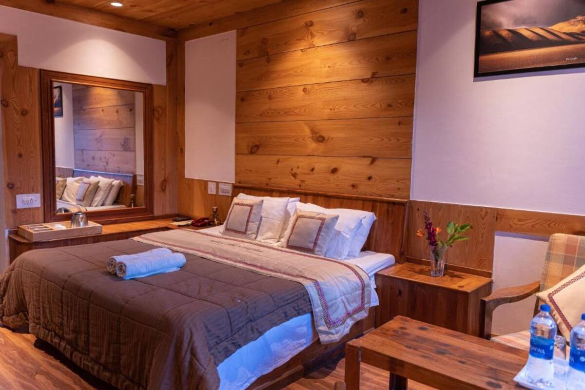 Deluxe Double Room | Desk, WiFi (free), bed sheets