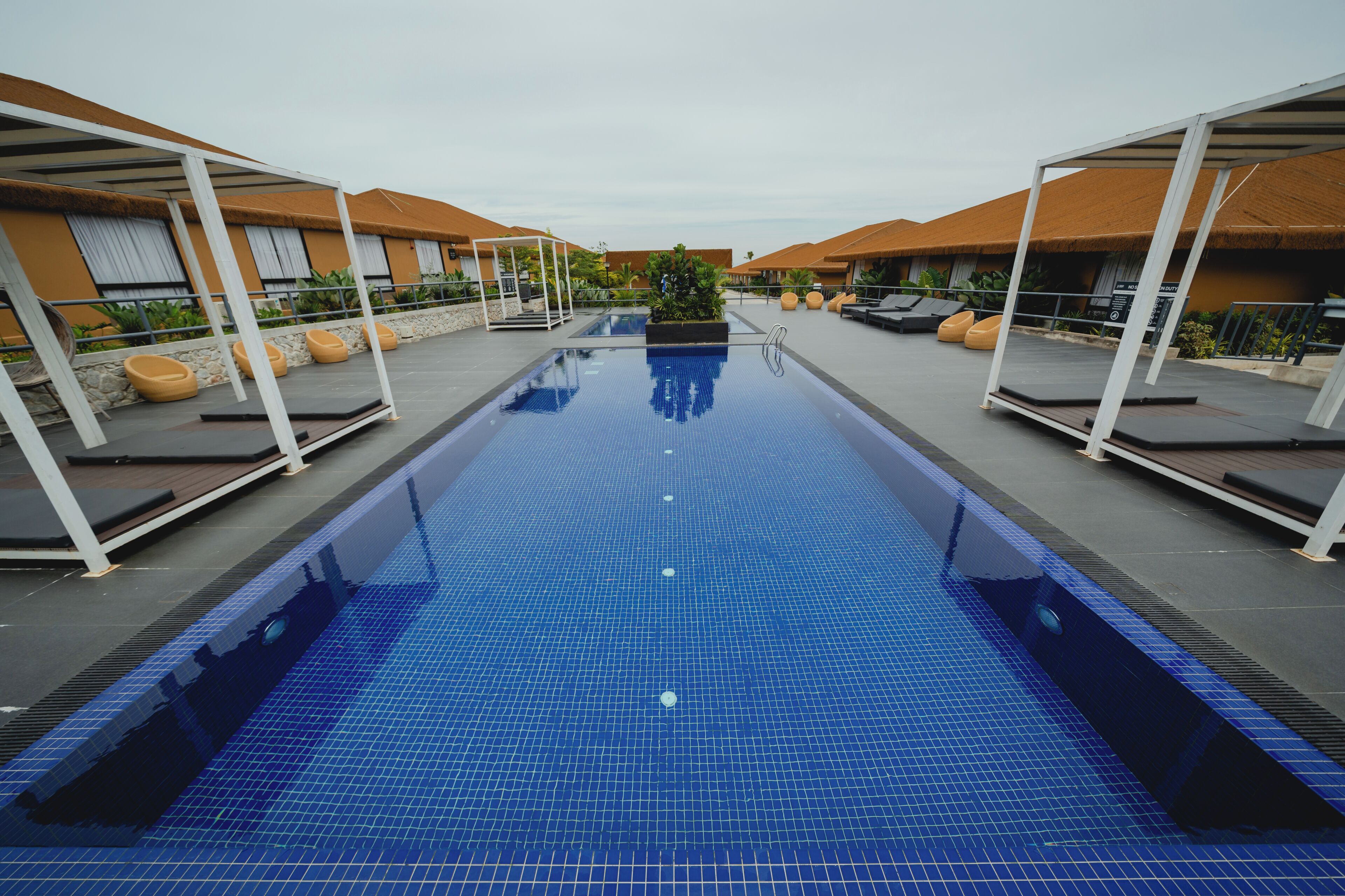 2 outdoor pools, pool loungers