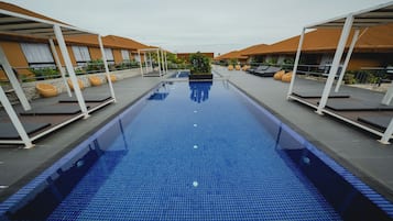 2 outdoor pools, pool loungers