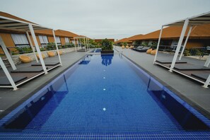 2 piscinas al aire libre, sillones reclinables de piscina