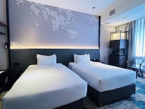 A hotel room with two beds, a large wall mural, a desk, a chair, and a TV. - Monkeys Canopy Resort (Hulu Langat)