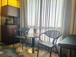 Minibar, brankas, meja kerja, dan tirai kedap cahaya