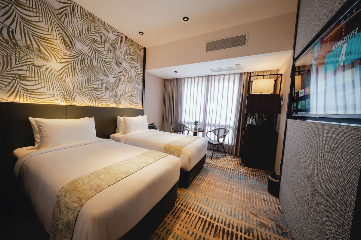 Deluxe Twin Room | Minibar, in-room safe, desk, blackout drapes