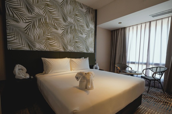 Kamar Double Deluks, 1 Tempat Tidur King | Minibar, brankas, meja kerja, dan tirai kedap cahaya