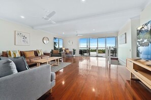 Smart TV - Beautiful Beachfront Holiday Home in Clifton Beach (Clifton Beach)