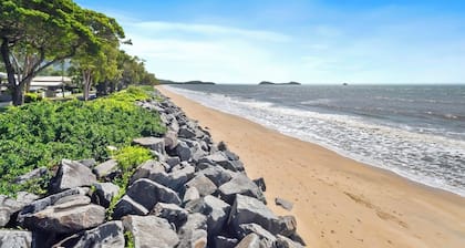 Beautiful Beachfront Holiday Home in Clifton Beach