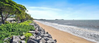 Beautiful Beachfront Holiday Home in Clifton Beach