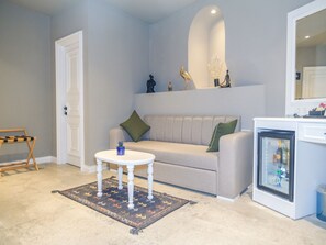 110-cm Smart TV with digital channels, Netflix, Hulu - Palazzo Suit Karaköy (Istanbul)