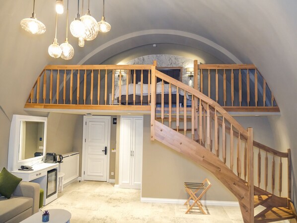 Shower, rainfall showerhead, designer toiletries, hair dryer - Palazzo Suit Karaköy (Istanbul)